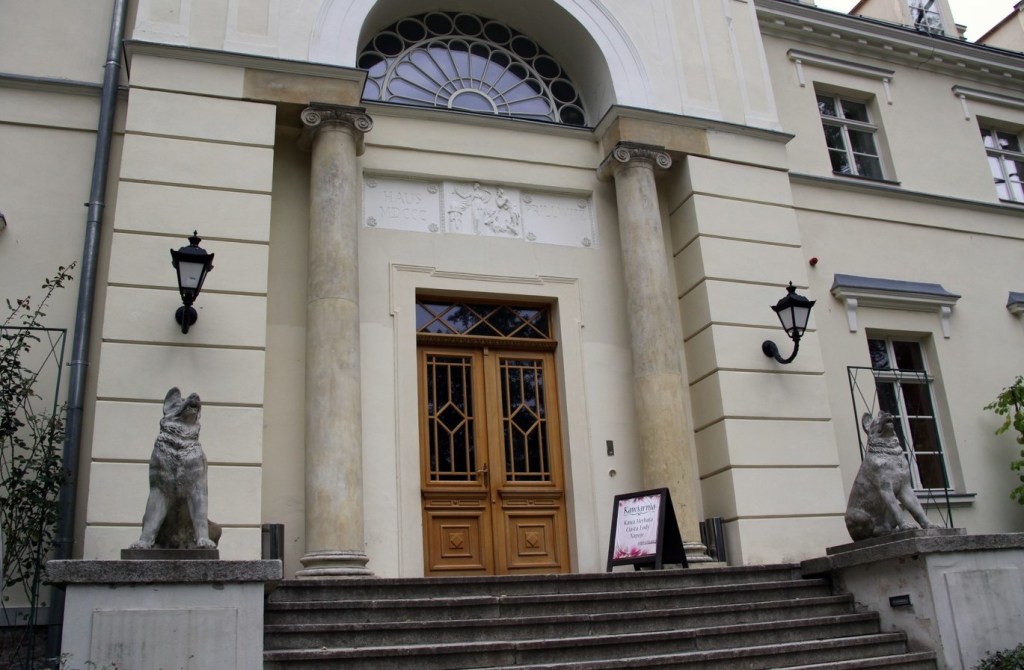 Główne wejście do pałacu